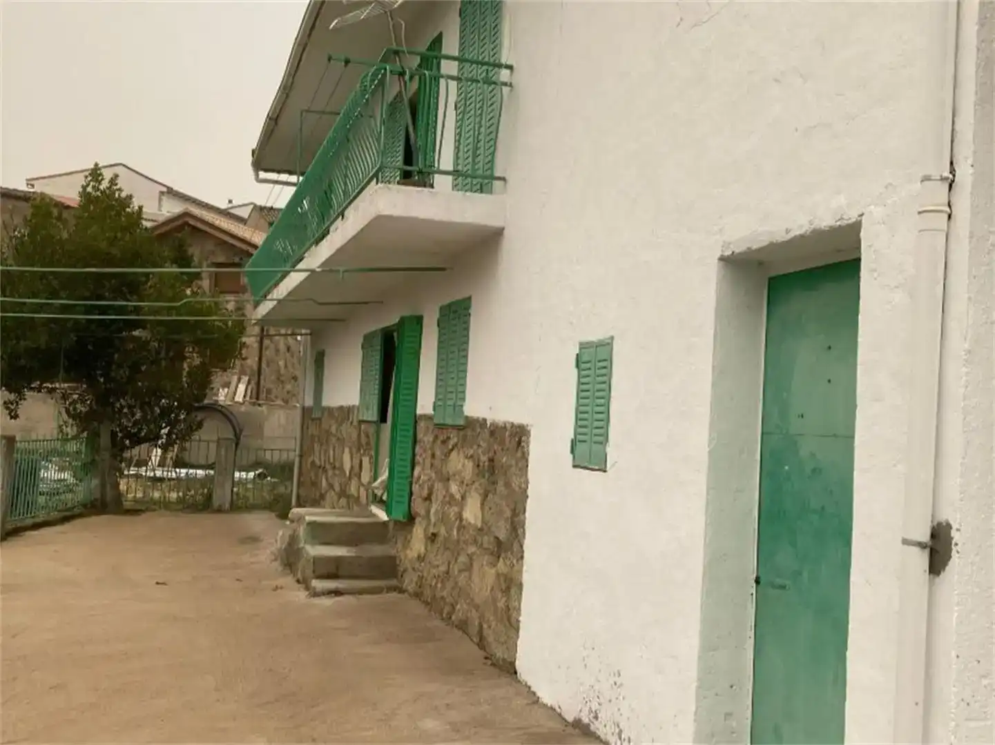 Vista exterior de Casa o xalet en venda en Serranillos amb Jardí privat, Traster i Balcó