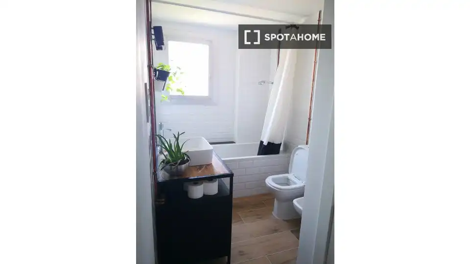 Bathroom of Flat for share in Barcelona  with Air Conditioner, Heating and Furnished