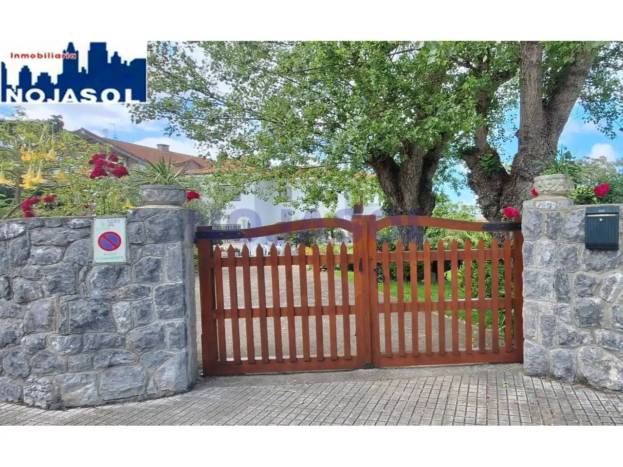 Vista exterior de Casa o xalet de lloguer en Noja amb Jardí privat, Terrassa i Moblat