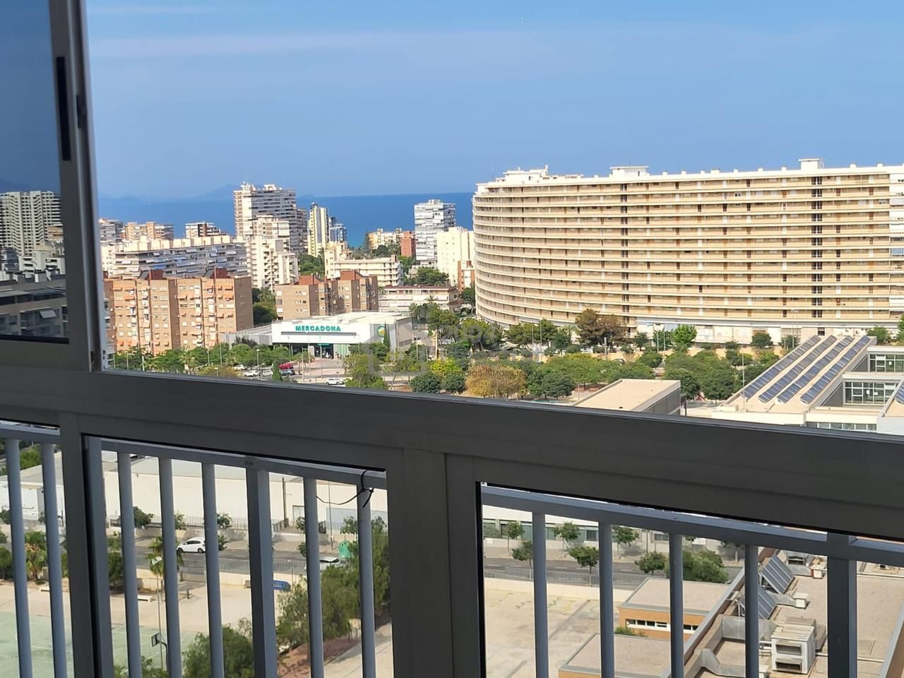 Vista exterior de Pis en venda en Alicante / Alacant amb Terrassa, Moblat i Piscina comunitària