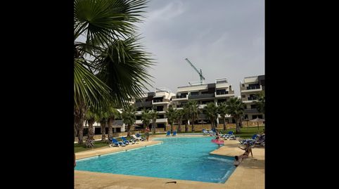 Este moderno apartamento de dos dormitorios ubicado en un exclusivo complejo residencial en Costa Blanca combina lujo, comodidad y