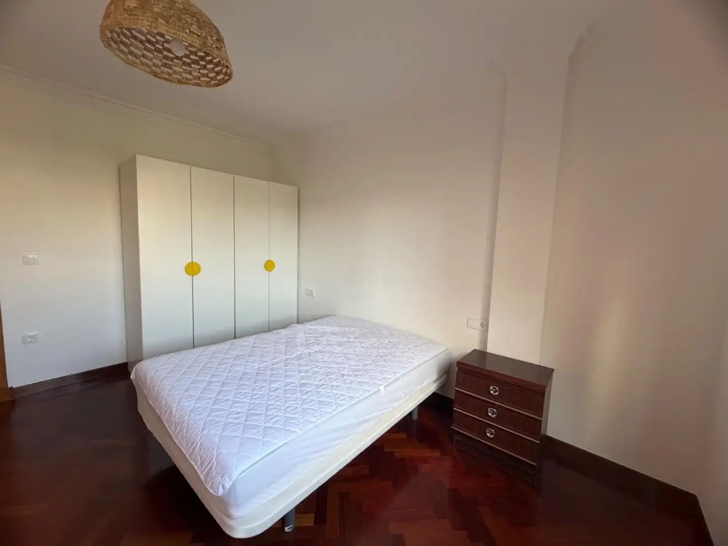 Habitación de Piso de alquiler en Ourense Capital  con Calefacción, Terraza y Amueblado