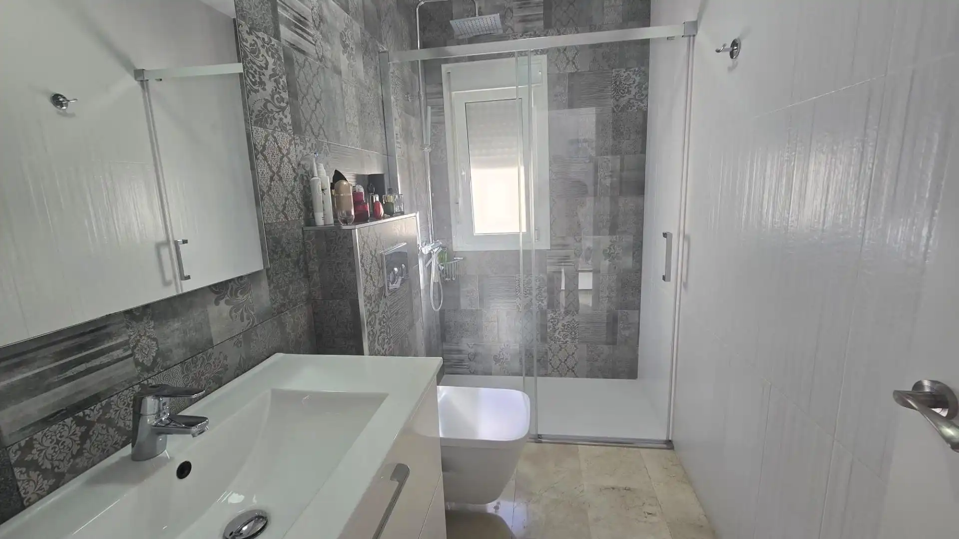 Baño de Casa adosada en venta en Chiclana de la Frontera con Aire acondicionado, Calefacción y Trastero