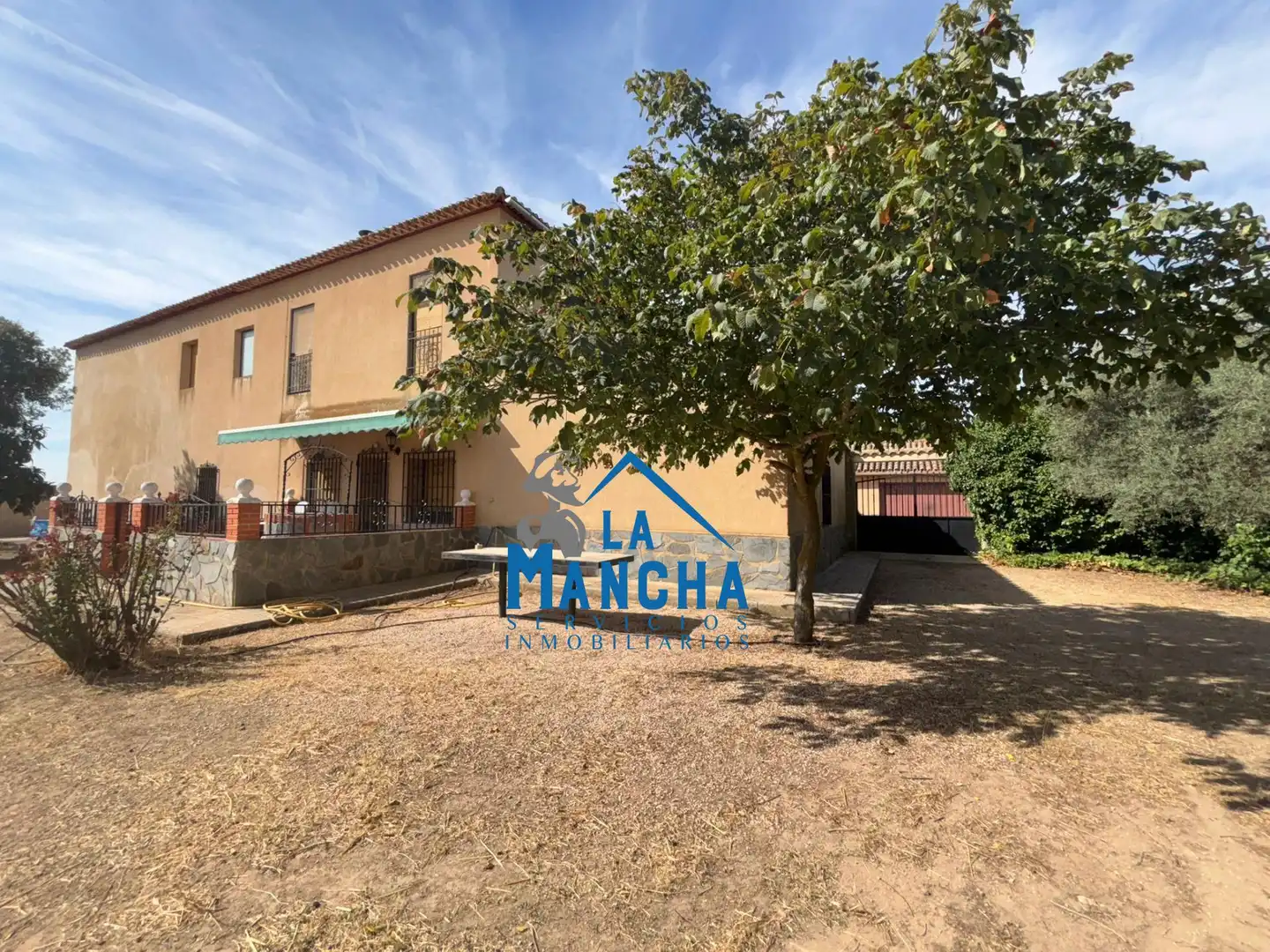 Vista exterior de Casa o chalet en venta en Hoya-Gonzalo con Calefacción, Jardín privado y Amueblado