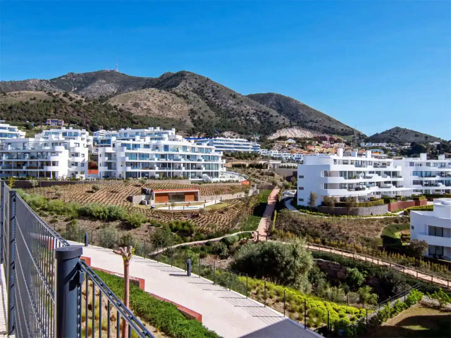 Vista exterior de Apartament en venda en Fuengirola amb Aire condicionat, Piscina i Balcó