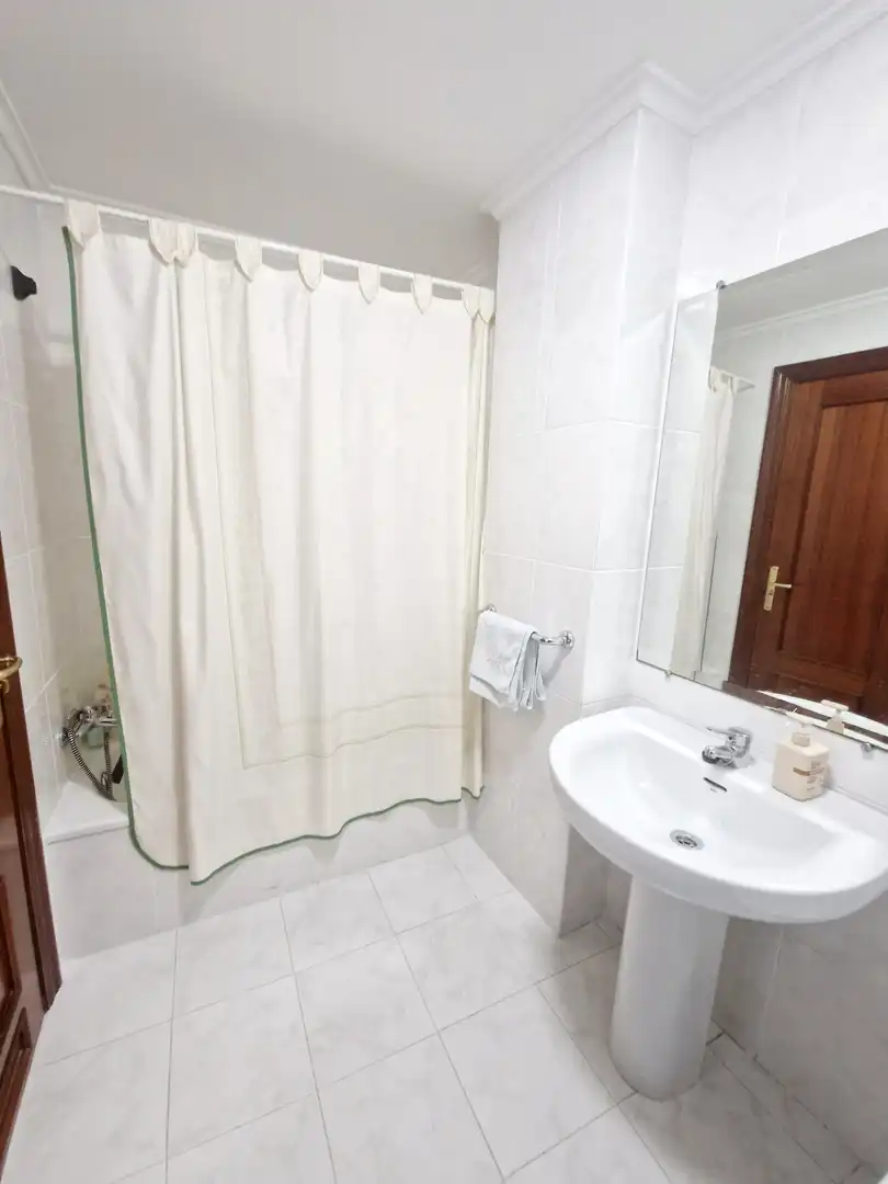 Baño de Piso en venta en Avilés con Calefacción, Parquet y Terraza