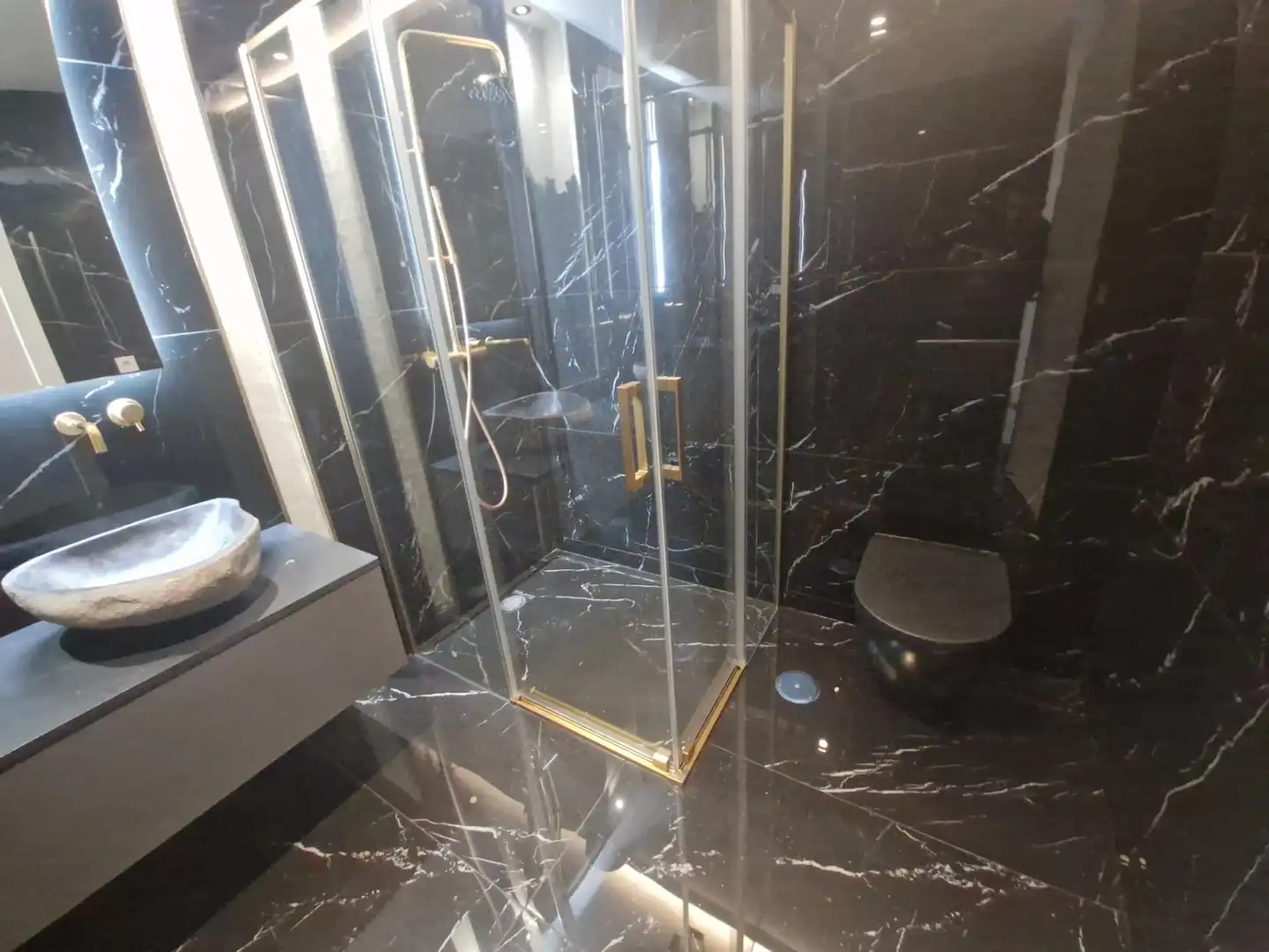 Baño de Casa adosada en venta en Marbella con Aire acondicionado, Calefacción y Jardín privado