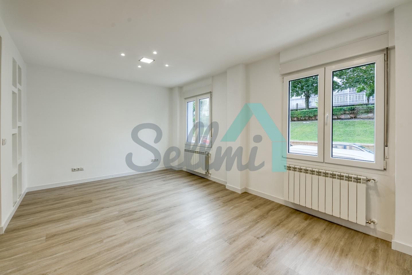 Sala d'estar de Pis en venda en Oviedo  amb Calefacció i Traster