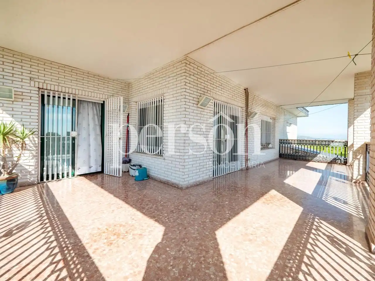 Vista exterior de Casa o xalet en venda en Chiva amb Aire condicionat, Calefacció i Jardí privat