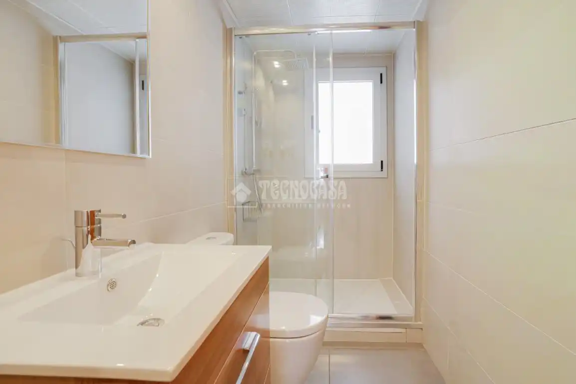 Baño de Piso en venta en L'Hospitalet de Llobregat con Aire acondicionado, Calefacción y Balcón