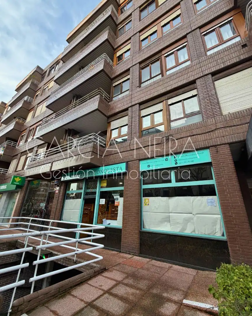 Vista exterior de Local en venda en Oviedo  amb Calefacció i Moblat