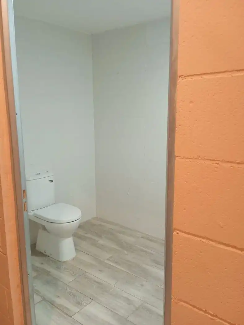 Badezimmer von Fabrikhallen zum Verkauf in Badalona mit Heizung