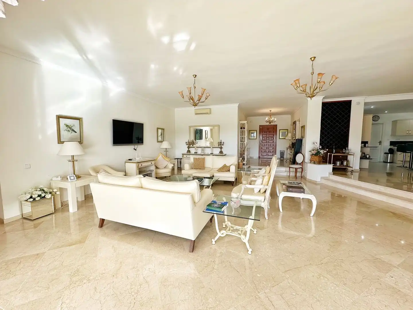 Sala de estar de Casa o chalet de alquiler en Estepona con Aire acondicionado, Jardín privado y Piscina