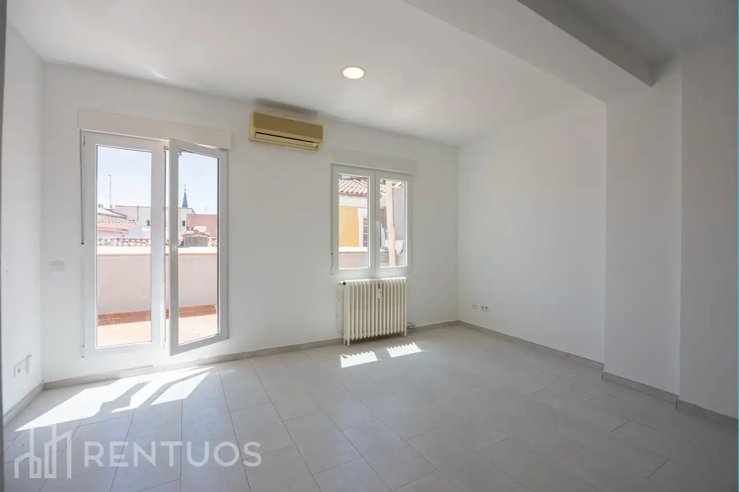 Schlafzimmer von Dachboden zur Miete in Madrid mit Klimaanlage, Heizung und Terrasse