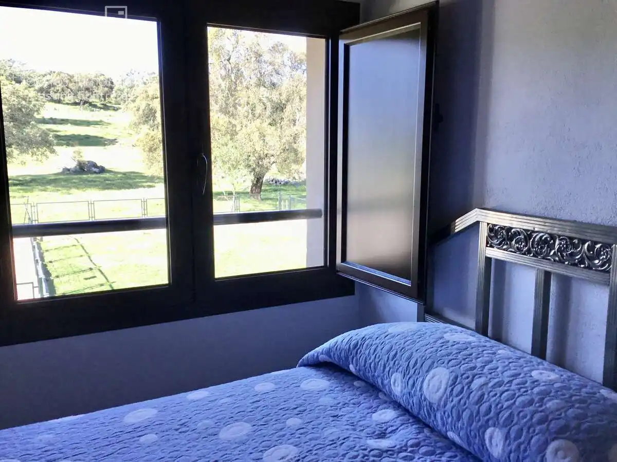 Dormitori de Finca rústica en venda en El Pedroso amb Traster, Piscina i Moblat