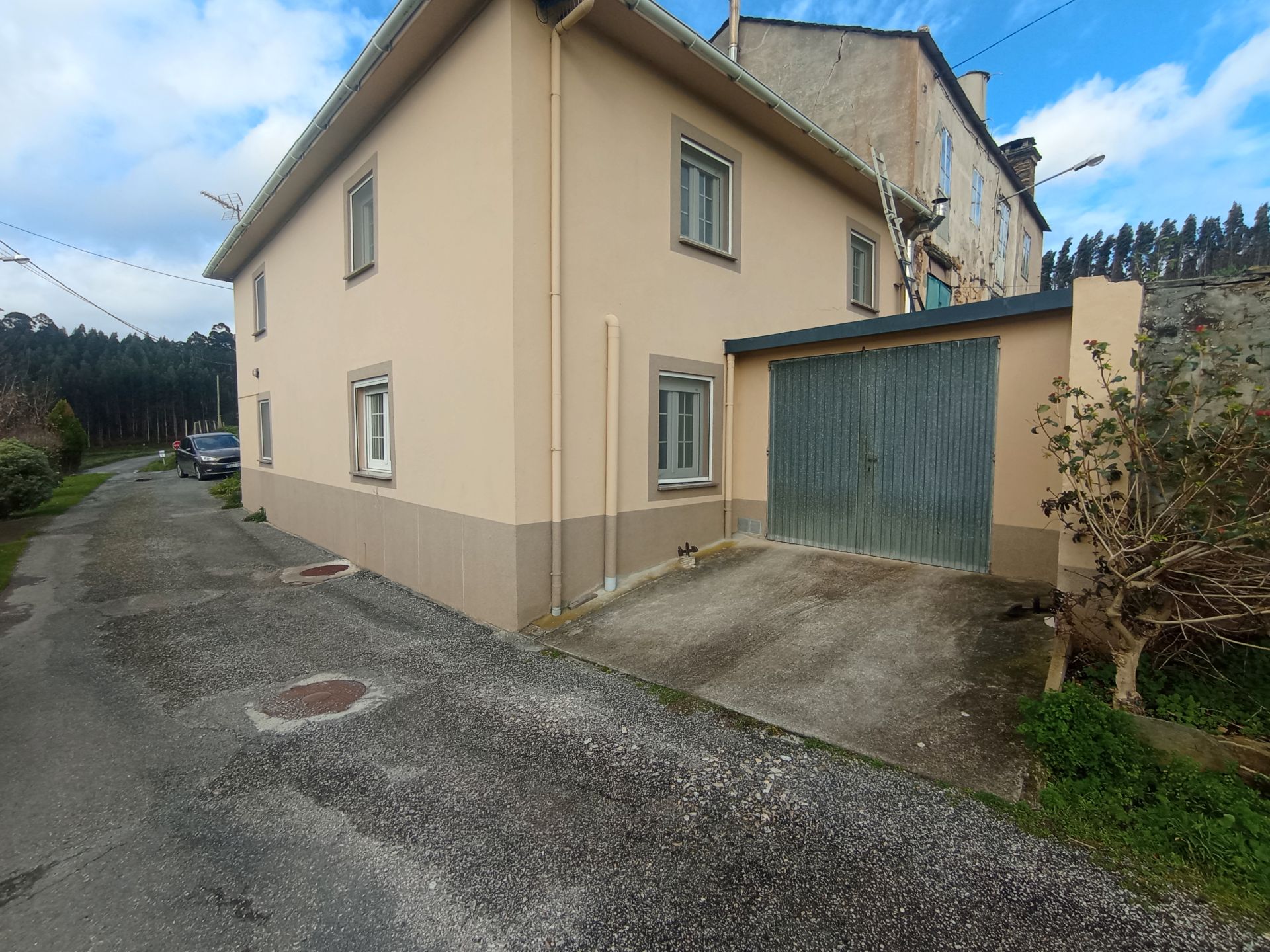 Vista exterior de Casa adosada en venda en Foz amb Calefacció, Jardí privat i Moblat