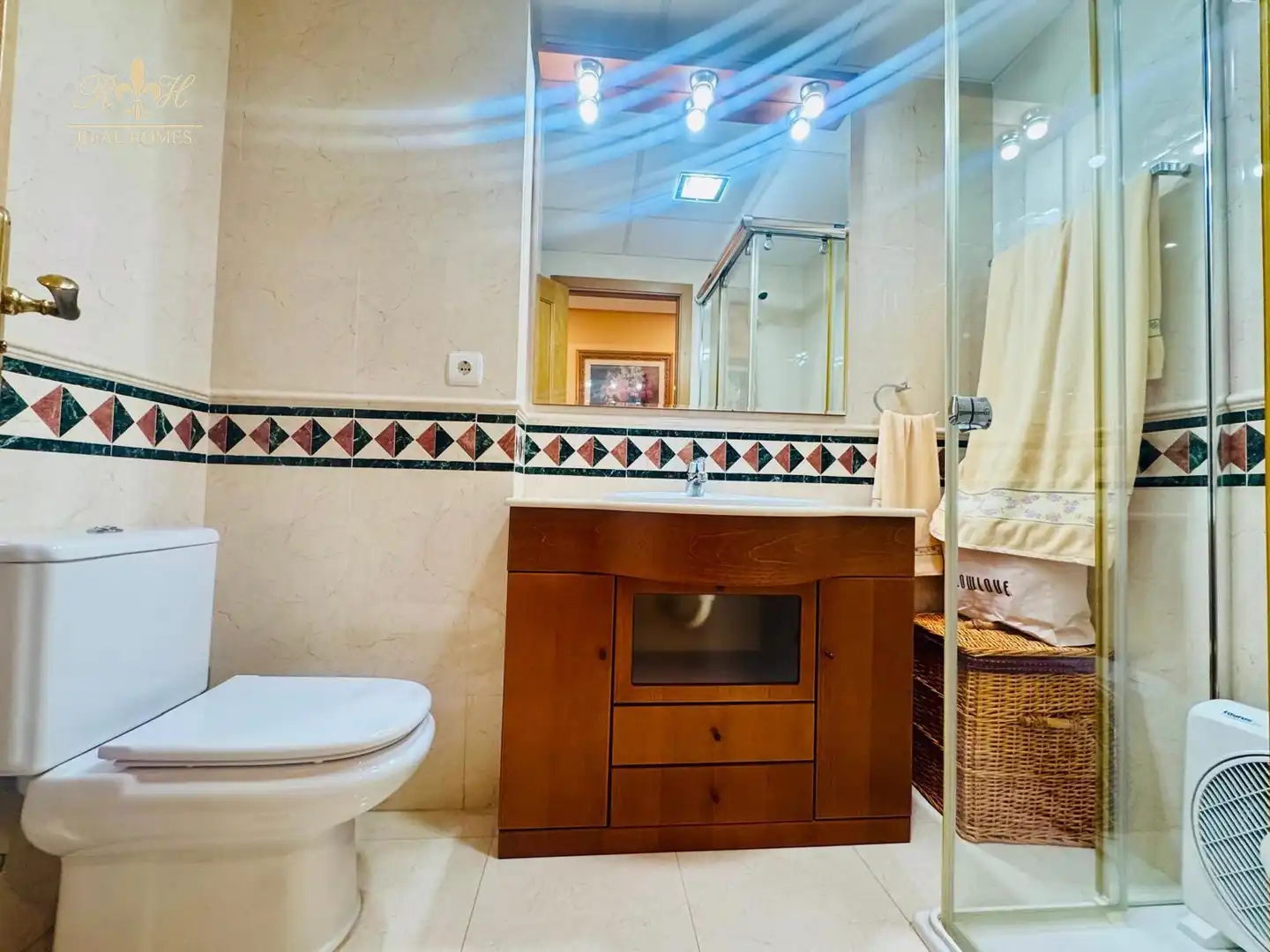 Baño de Piso en venta en Benidorm con Aire acondicionado, Terraza y Piscina