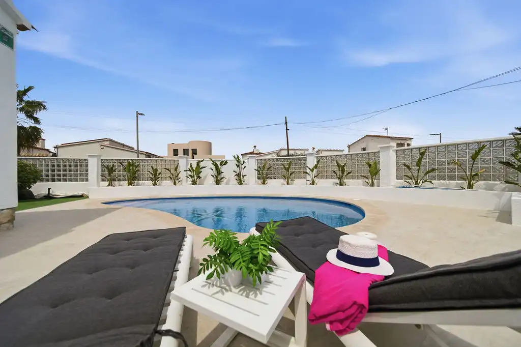 Casa con piscina en venta en Carrer Alberes, imagen 4