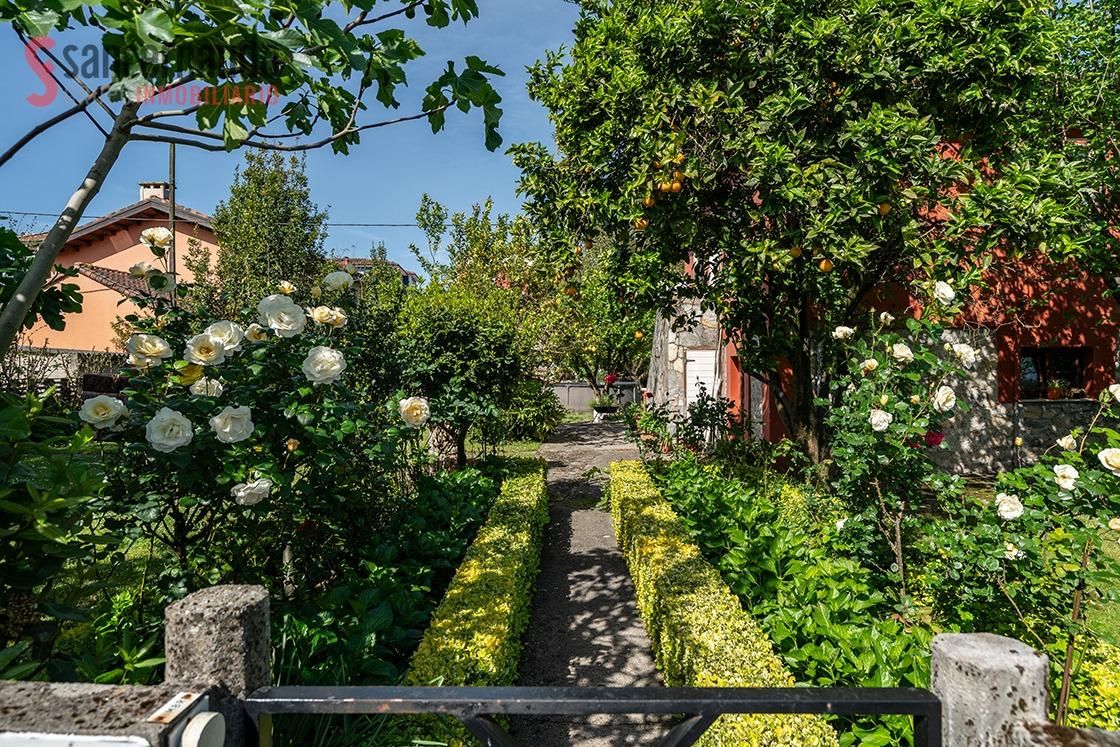 Jardí de Casa o xalet en venda en Torrelavega  amb Calefacció, Terrassa i Traster