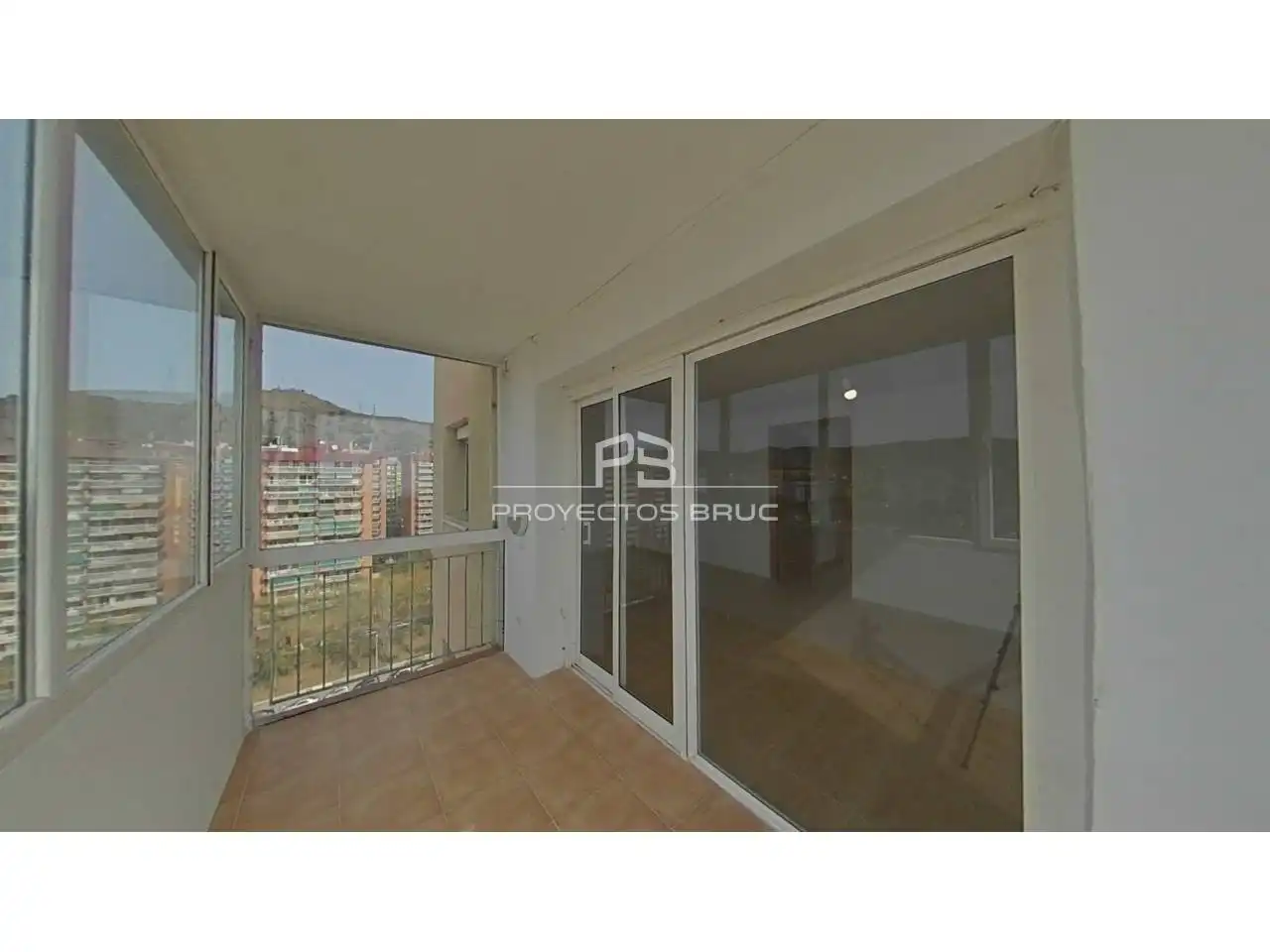 Vista exterior de Piso en venta en Nou Barris