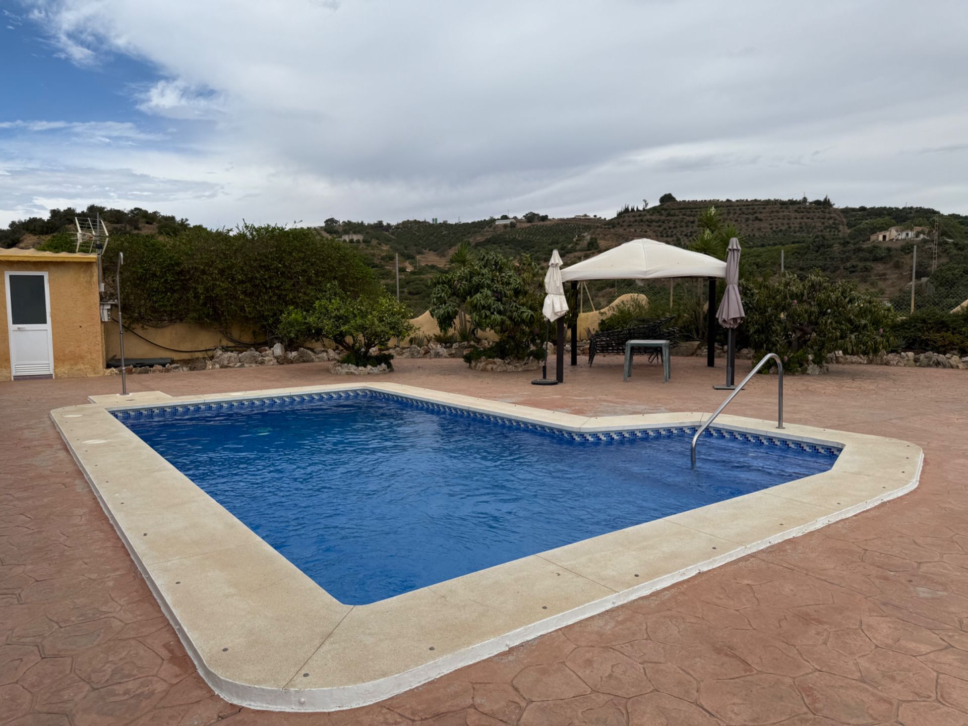Piscina de Finca rústica en venda en Vélez-Málaga amb Jardí privat, Piscina i Moblat