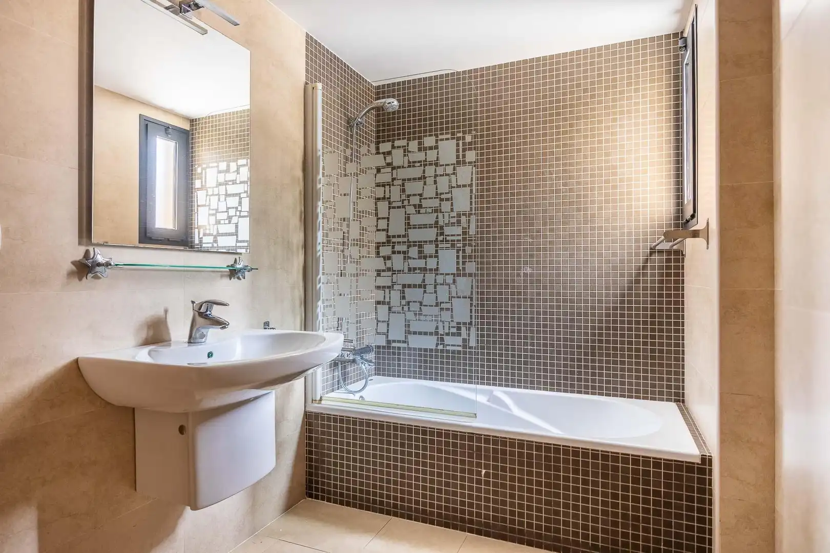 Bathroom of Detached homes for sale in Dos Hermanas  with Air Conditioner, Heating and Private garden