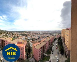 Exterior view of Flat for sale in Santa Coloma de Gramenet  with Furnished and Balcony