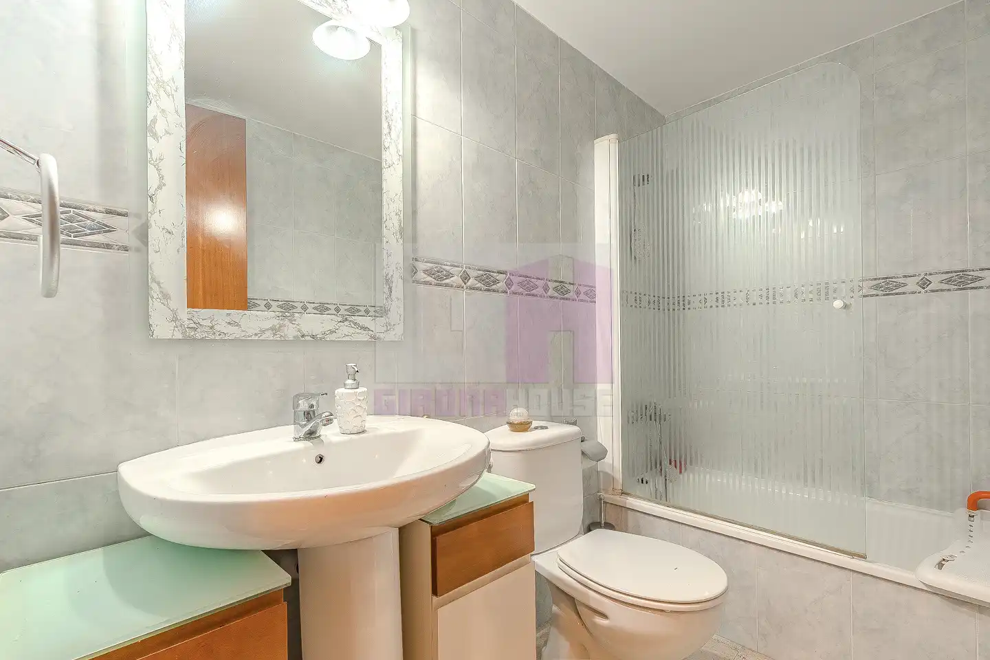 Baño de Dúplex en venta en Salt con Calefacción, Terraza y Amueblado
