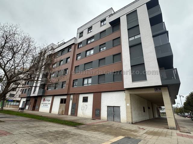 Local comercial en Venta en Calle Concepción Arenal en El Campillo - Norte