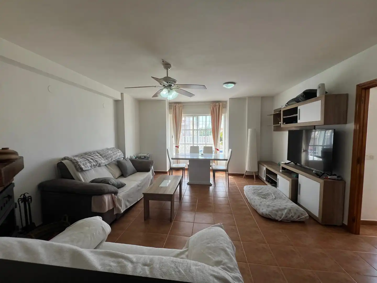 Sala d'estar de Casa adosada en venda en Vélez-Málaga amb Terrassa, Traster i Piscina comunitària