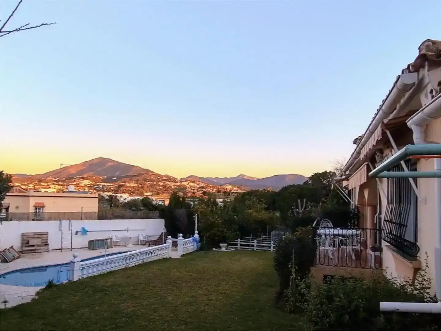 Vista exterior de Casa o xalet en venda en Marbella amb Aire condicionat, Piscina i Balcó