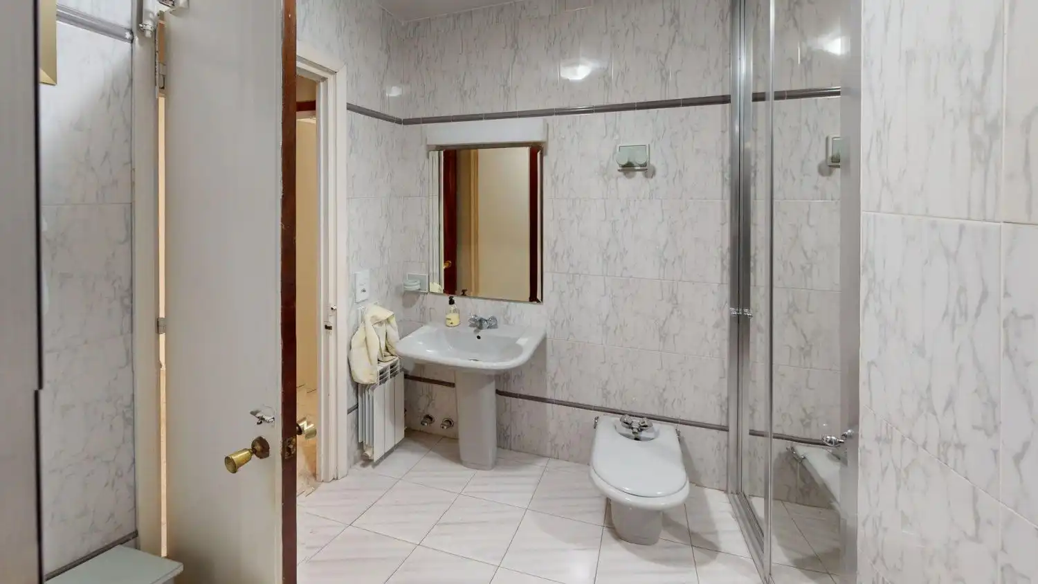 Baño de Piso en venta en Sevilla con Calefacción, Terraza y Trastero