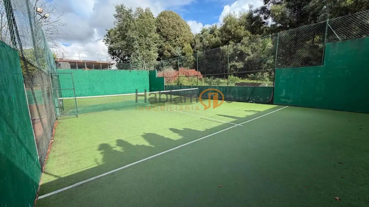 Jardí de Pis en venda en Pontevedra Capital  amb Calefacció, Traster i Piscina
