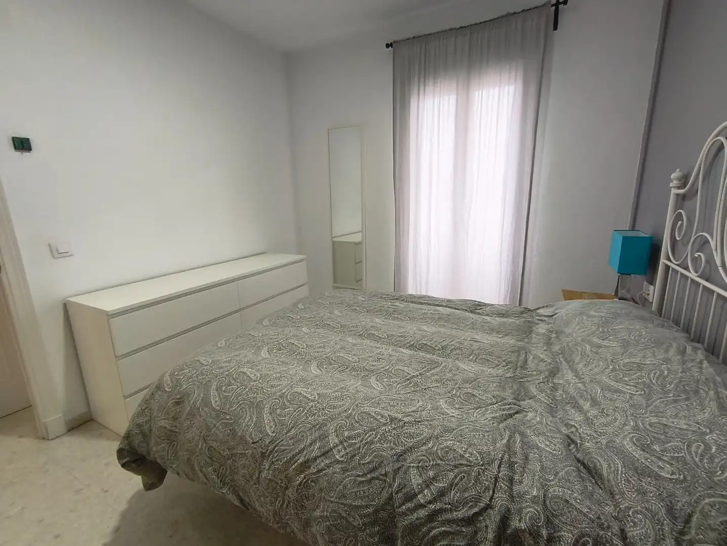 Dormitori de Apartament de lloguer en Jerez de la Frontera amb Aire condicionat, Moblat i Balcó