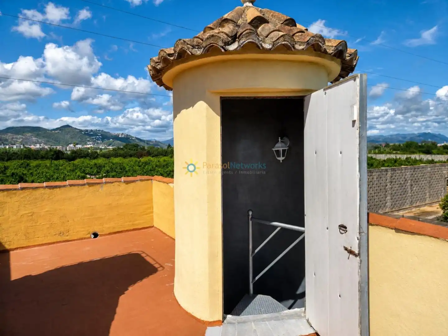 Terrasse von Haus oder Chalet zum Verkauf in Oliva mit Klimaanlage, Privatgarten und Terrasse