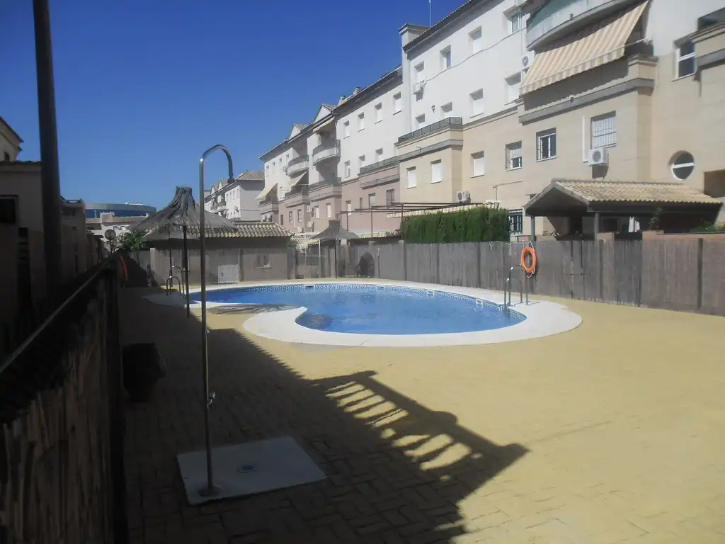 Piscina de Piso de alquiler en Dos Hermanas con Aire acondicionado, Terraza y Amueblado