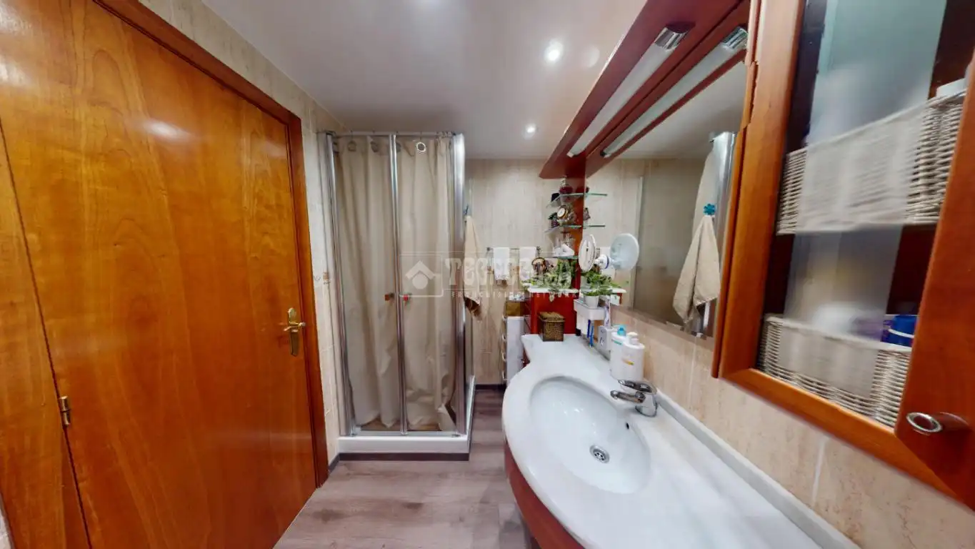 Bathroom of Flat for sale in Valencia  with Air Conditioner, Heating and Balcony