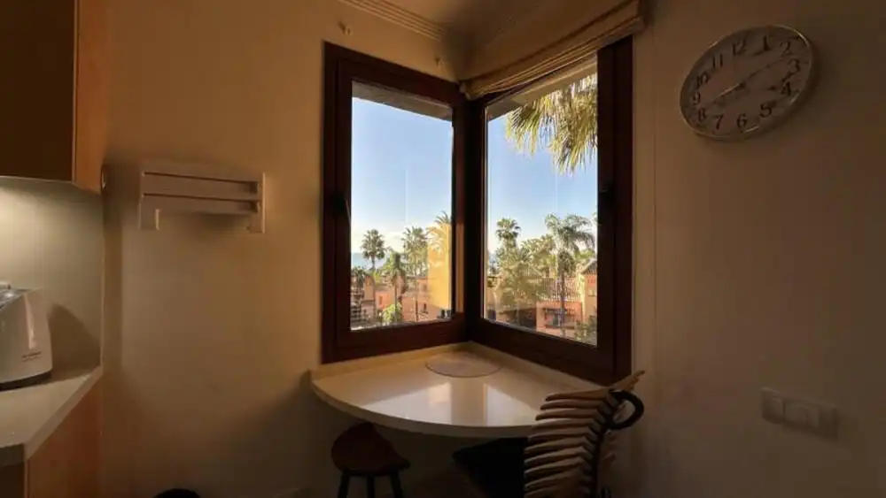 Dormitori de Apartament de lloguer en Estepona amb Aire condicionat, Terrassa i Piscina