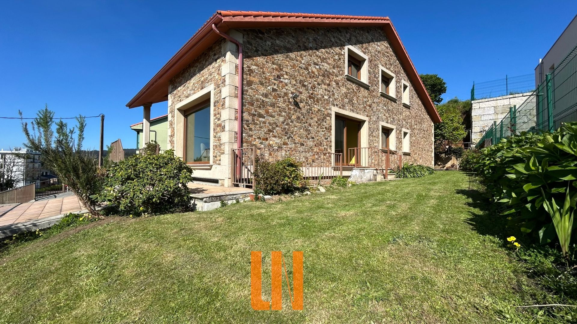 Vista exterior de Casa o chalet en venta en Miño con Calefacción, Jardín privado y Parquet