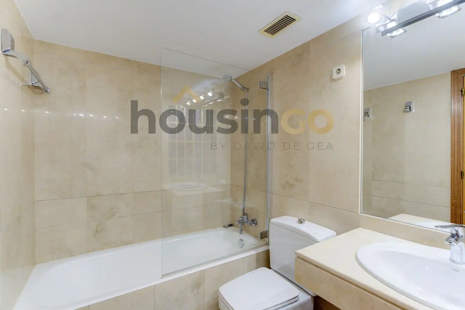 Badezimmer von Dachboden zur Miete in Madrid mit Klimaanlage und Terrasse