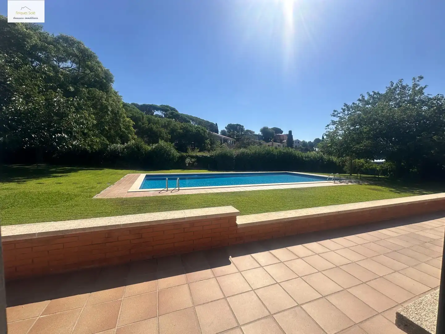 Schwimmbecken von Einfamilien-Reihenhaus zum Verkauf in Cabrils mit Klimaanlage, Heizung und Privatgarten