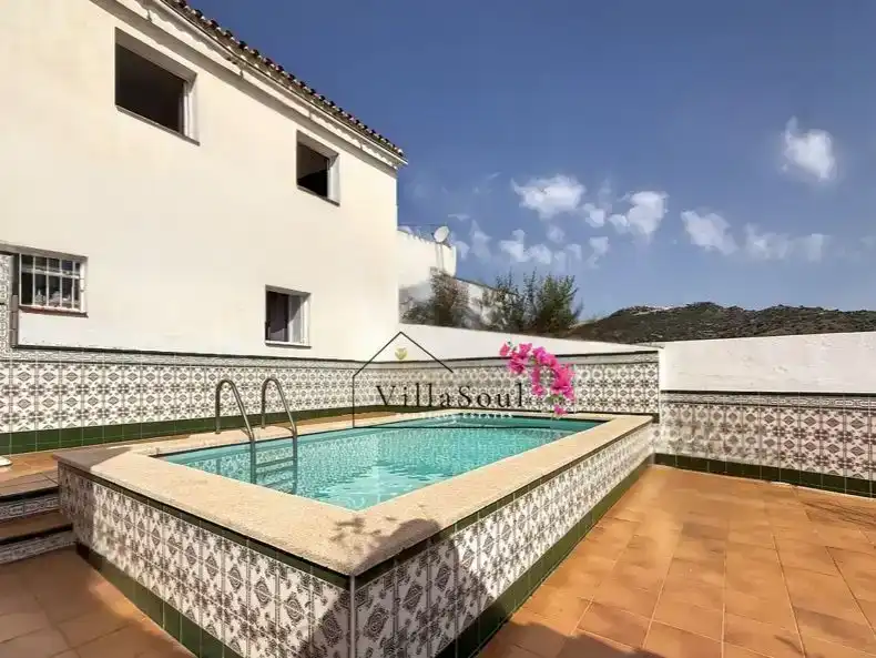 Piscina de Casa adosada en venda en Cútar, Málaga