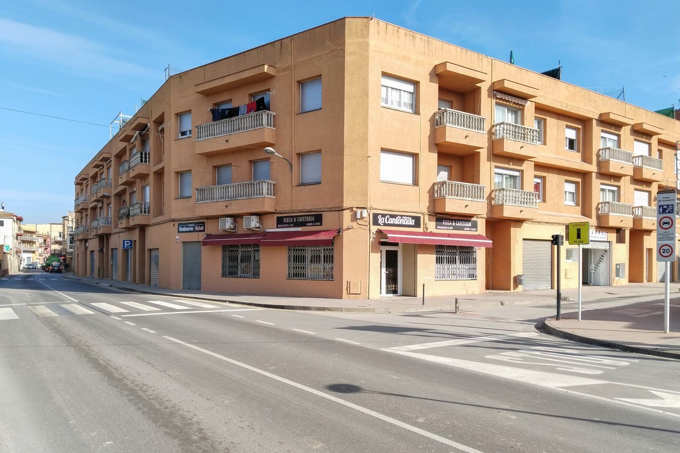 Vista exterior de Local en venda en Sant Pere Pescador amb Aire condicionat