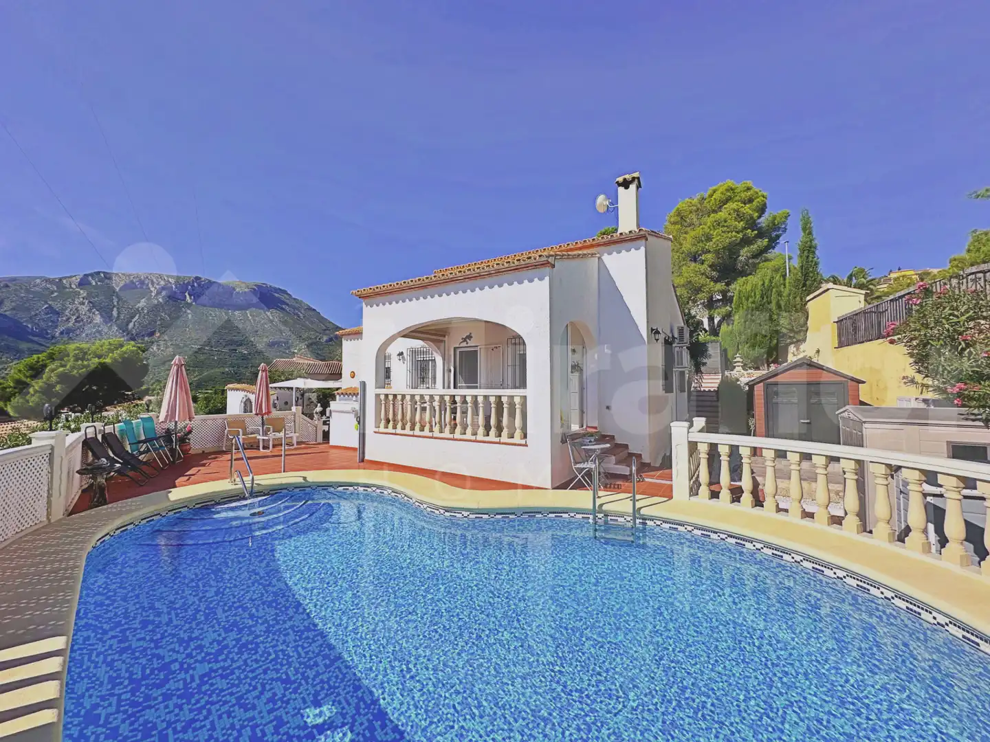 Villa avec piscine à vendre à Urbanització les Bassetes