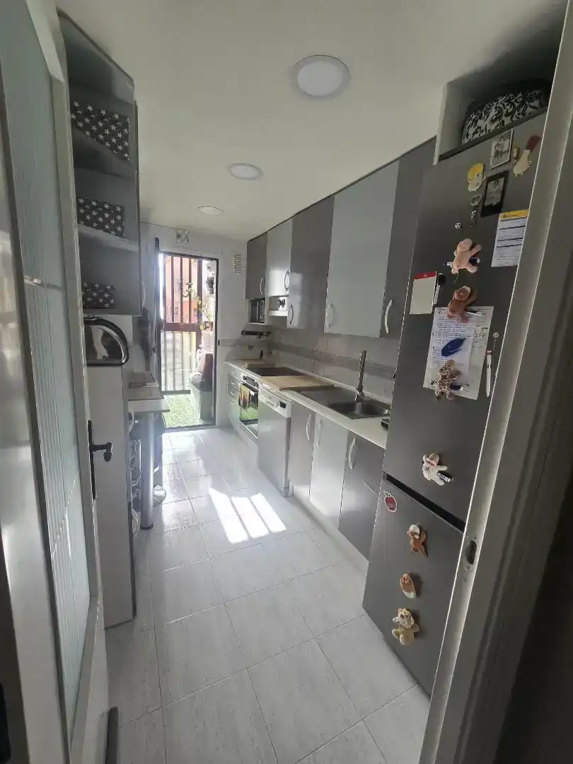 Cocina de Piso para compartir en Madrid con Parquet, Piscina y Amueblado