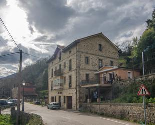 Vista exterior de Àtic en venda en Ampuero amb Parquet, Moblat i Balcó