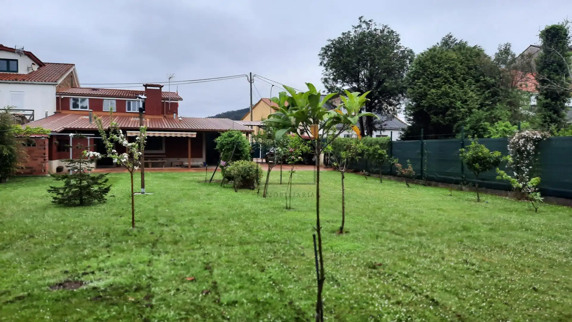 Einfamilien-Reihenhaus zum Verkauf in Neda mit Heizung, Privatgarten und Alarm