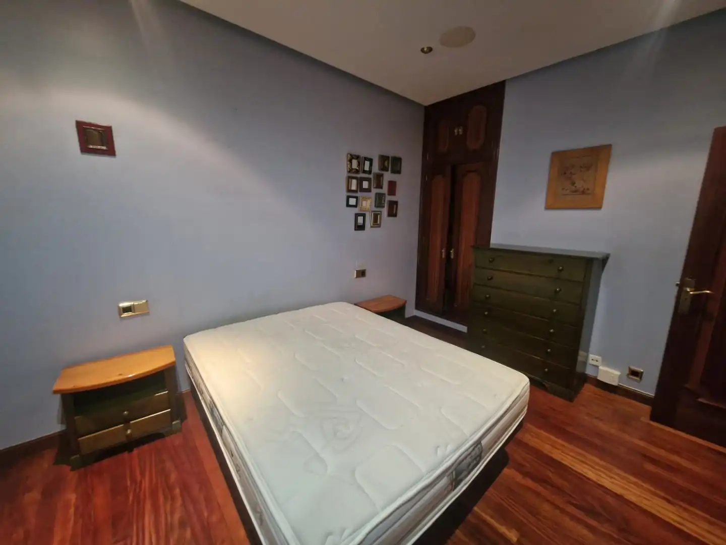 Dormitori de Apartament de lloguer en Ourense Capital  amb Calefacció, Parquet i Moblat