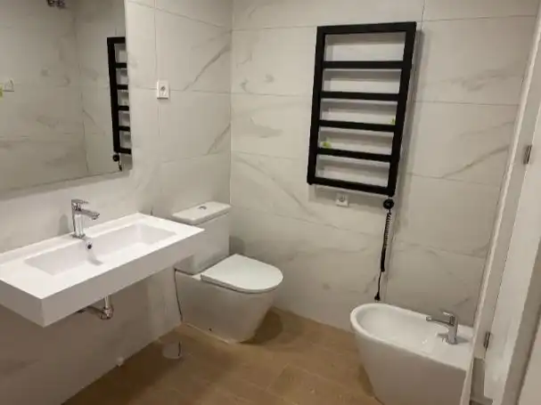 Badezimmer von Wohnung zur Miete in Ciudad Lineal
