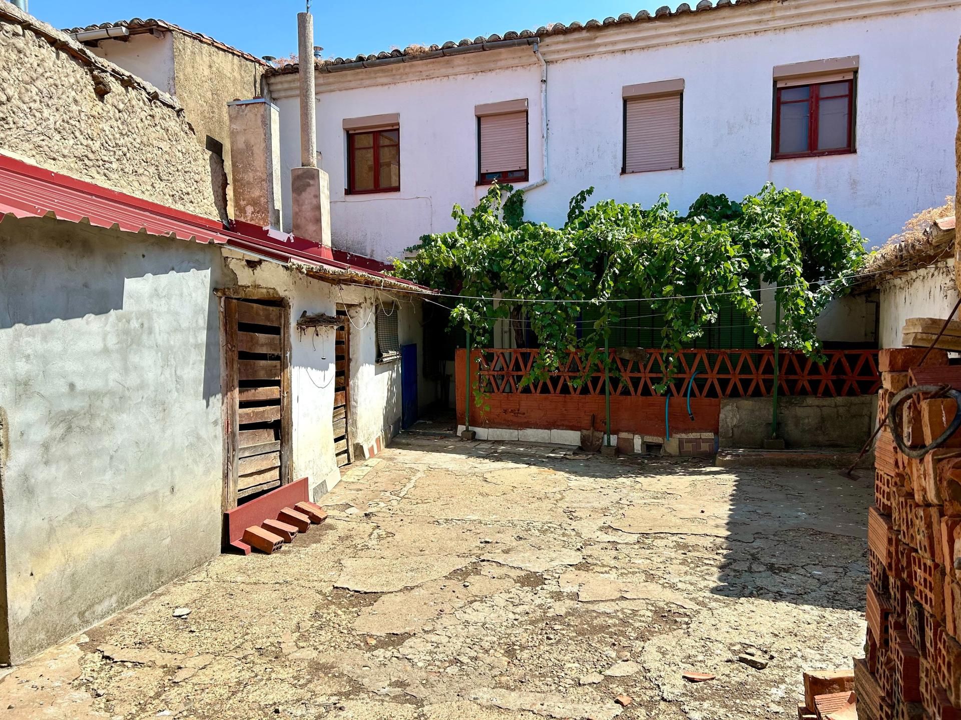 Vista exterior de Casa o xalet en venda en Valencia de Don Juan amb Calefacció